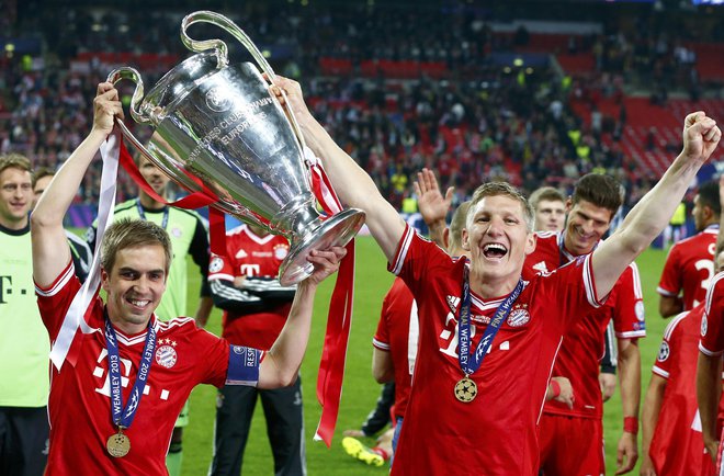 Številnim Nemcem ostaja v spominu imeniten finale lige prvakov iz leta 2013 med Bayernom in Dortmundom, po katerem sta se lovorike takole veselila münchenska junaka Philipp Lahm in Bastian Schweinsteiger. FOTO: Reuters