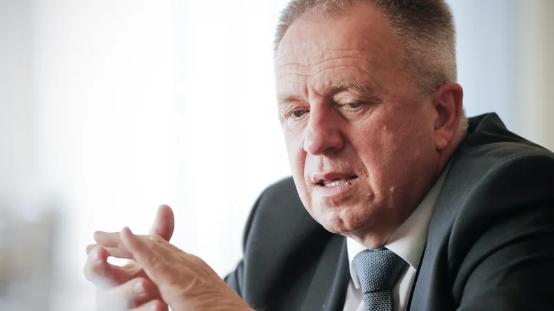 Fotografija: Zdravko Počivavšek, minister za gospodarski razvoj in tehnologijo, nima namena, da bi Janeza Janšo pri njegovih šestdesetih spreminjal. "In tudi ne, da bi zapenjal ob vsako besedo ali tvit," pravi. FOTO: Uroš Hočevar
