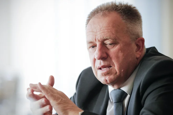 Zdravko Počivavšek, minister za gospodarski razvoj in tehnologijo, nima namena, da bi Janeza Janšo pri njegovih šestdesetih spreminjal. &quot;In tudi ne, da bi zapenjal ob vsako besedo ali tvit,&quot; pravi.&nbsp;&nbsp;FOTO: Uroš Hočevar