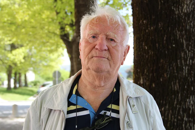 Kako je bilo včasih? &raquo;Tovarištvo. Ob sobotah smo delali do 12. ure, potem pa smo šli k nekomu in pomagali pri betoniranju ali zidanju hiše. Enkrat pri tem, drugič pri drugem,&laquo; pravi Vladimir Sluga. Foto Simona Fajfar