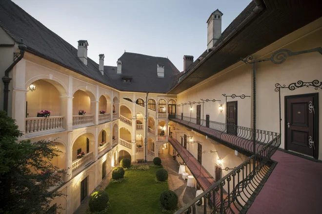 Dvorec Obermayerhofen je leta 1977 kupil nemški grof Harald Kottulinsky. Z ženo sta ga prenovila in zdaj je v njem hotel s 27 sobami. FOTO: arhiv družine Kottulinsky