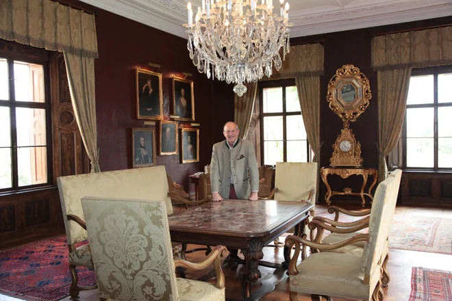 Andreas Bardeau turiste redno vodi skozi svoj grad, poln starega pohištva, orožja in drugega inventarja. FOTO: Bardeau/G. Linhardt