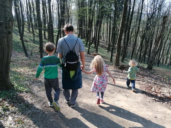 Samoizolacijo so Praprotnikovi izkoristili za dolge družinske sprehode po gozdu. Foto Osebni arhiv