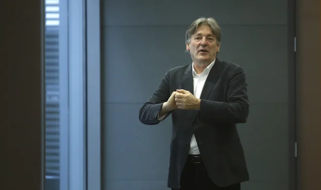 »Minister Vasko Simoniti ne kaže niti malo odgovornosti do sektorja, ki bi mu moral v negotovem času služiti še toliko bolj odkrito in nesebično,« pravijo pobudniki akcije za kulturo, ki bo danes ob 15. uri na Muzejski ploščadi Metelkova.
FOTO: Blaž Samec/Delo