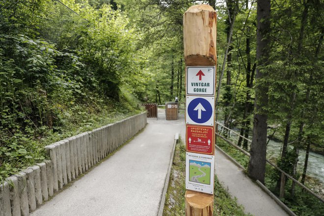 Po Vintgarju vodi enosmerna pot, novost so tudi opozorila o primerni razdalji med obiskovalci. FOTO: Uroš Hočevar