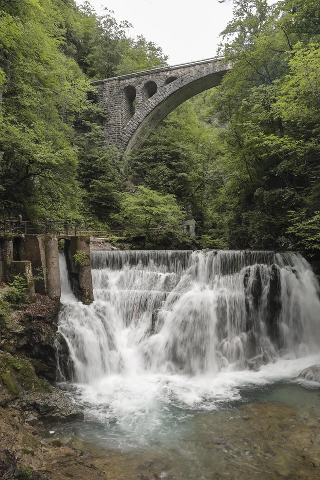 Most bohinjske železnice je ravno tako ena od zanimivosti te soteske, ki jo je izdolbla reka, a je vanjo tudi posegla človeška roka. FOTO: Uroš Hočevar