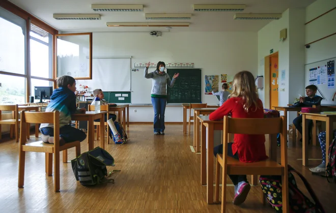 Prej kot se bodo otroci vrnili v šole, prej bodo izzvenele morebitne posledice, zato vsi psihologi poudarjajo pomen čimprejšnjega vračanja vseh otrok v šole. FOTO: Matej Družnik/Delo