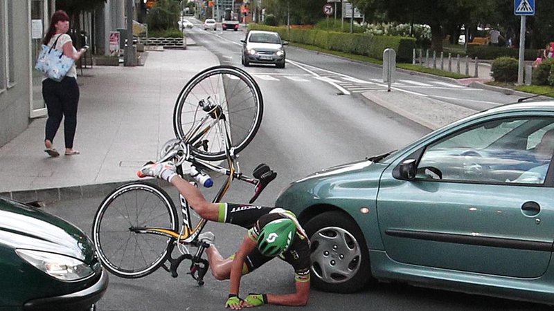 Fotografija: Neupoštevanje pravil o prednosti je med najpogostejšimi vzroki nesreč z udeležbo kolesarjev. FOTO: Dejan Javornik