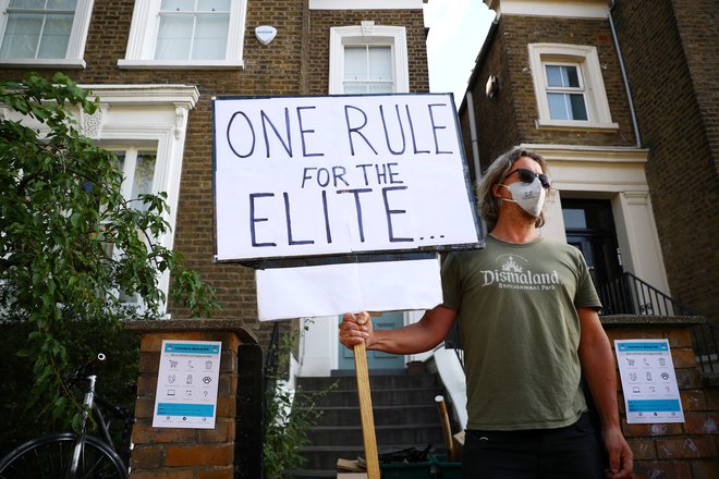 Protestniki pred Cummingsovim domom v Londonu