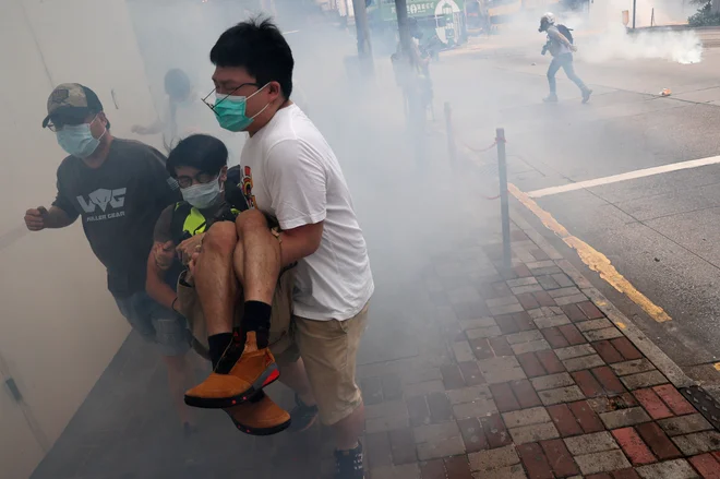 Načrt Pekinga o uveljavitvi zakona o nacionalni varnosti je pognal na ulice Hongkonga več tisoč ljudi. FOTO: Reuters