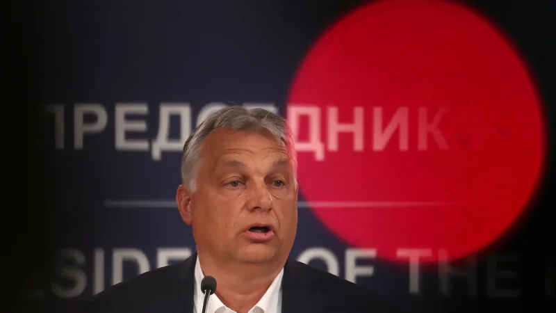 Fotografija: V Budimpešti napovedujejo, da bodo kmalu odpravili zakon, ki je dal popolno oblast v roke madžarskemu premieru Viktorju Orbánu. Foto: Reuters