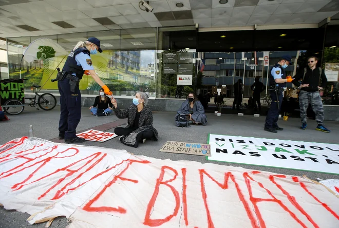 Policisti so protestnike najprej popisali, nato pa so štiri tudi fizično odstranili in jih odpeljali na policijsko postajo. FOTO: Matej Družnik/Delo