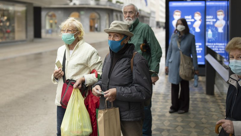 Fotografija: Pandemija je v Sloveniji razgalila dolgoletno zanemarjanje skrbi za starejše. Foto Voranc Vogel