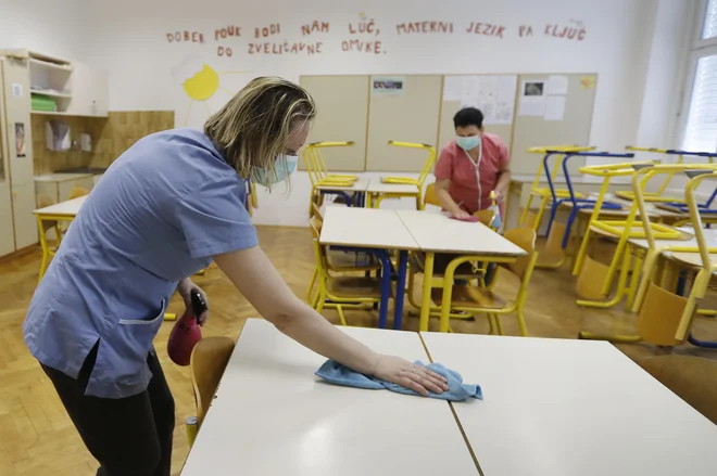 Ministrica za izobraževanje, znanost in šport Simona Kustec naj bi odločitev, ki jo bodo na vladi predvidoma potrdili v četrtek, podrobneje pojasnila na novinarski konferenci v petek. FOTO: Leon Vidic/Delo