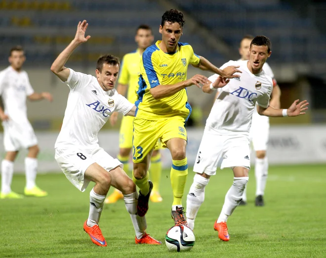 Pred odhodom v Azerbajdžan je bil Lucas Mario Horvat (v sredini) član Domžal in pred selitivjo v Kazahstan. FOTO: Roman Šipić/Delo