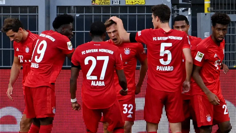 Fotografija: Nogometaši Bayerna so se takole veselili zmage nad igralci dortmundske Borussie. FOTO: AFP