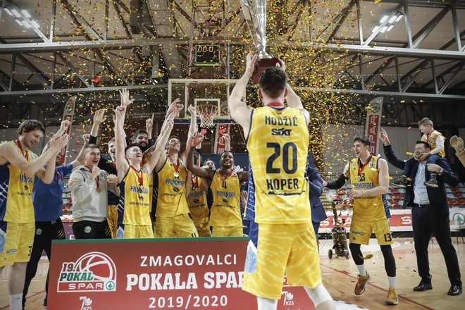 Koper Primorska je februarja tudi s prepolovljeno zasedbo osvojila slovenski pokal, a nato doživela nove hude udarce. FOTO: Uroš Hočevar