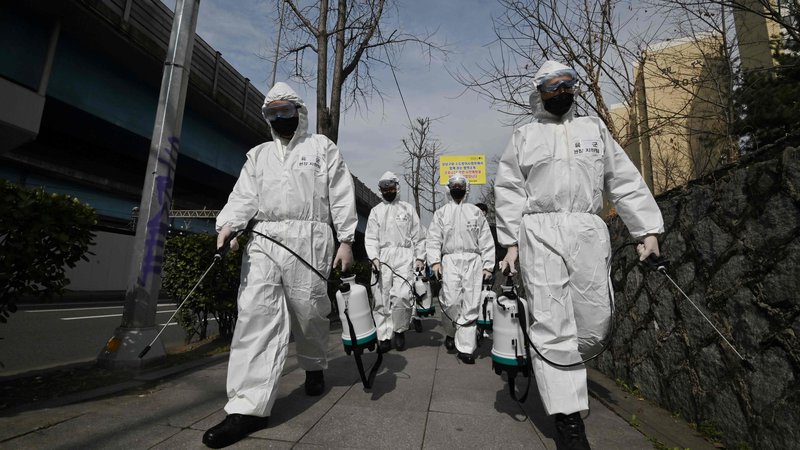 Fotografija: Danes smo priča novemu izzivu v zgodovini nalezljivih bolezni. FOTO: Jung Yeon-je/AFP