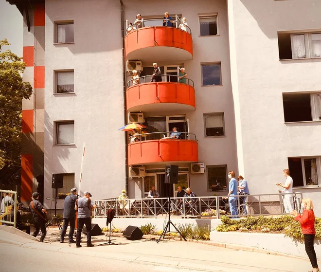 Skupina Orlek je nastopila pred Domom upokojencev Franc Salamon Trbovlje. FOTO: osebni arhiv