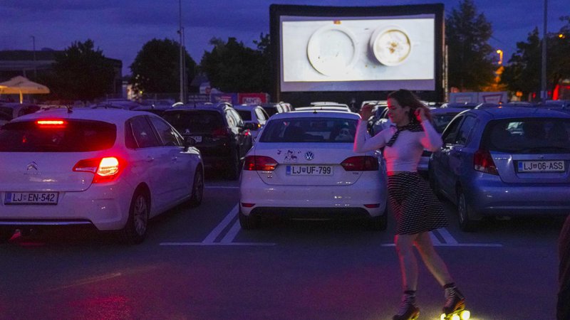 Fotografija: Na Viču si filme iz avta lahko ogledate na Intersparovem parkirišču in Avtosejmu. FOTO: Jože Suhadolnik/Delo
