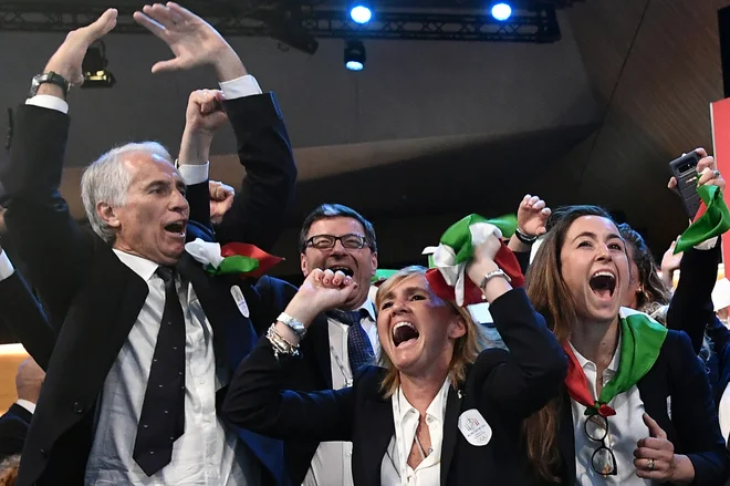 Predsednik italijanskega olimpijskega komiteja Giovanni Malago (na fotografiji levo) se je takole s predstavniki Cortine d&#39;Ampezzo in Milana veselil zmage v boju za OI 2026, svetovno prvenstvo v alpskem smučanju 2021 bi zdaj rad preložil za eno leto. FOTO: Reuters