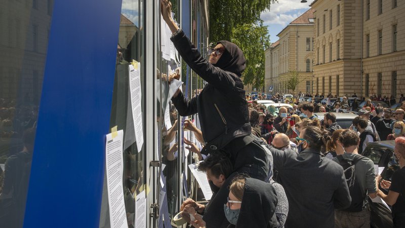 Fotografija: Akcija za kulturo pred ministrstvom za kulturo. Foto Voranc Vogel