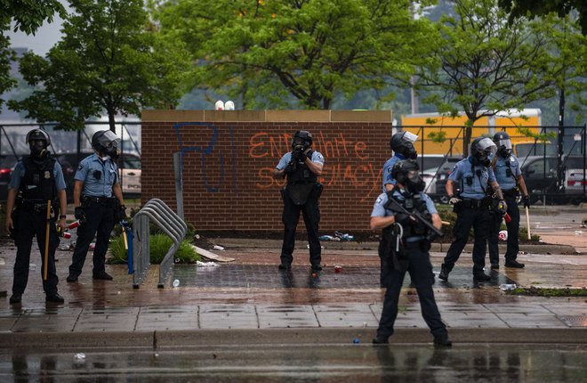 Protestnike so policisti razgnali s solzivcem. FOTO: Stephen Maturen/AFP