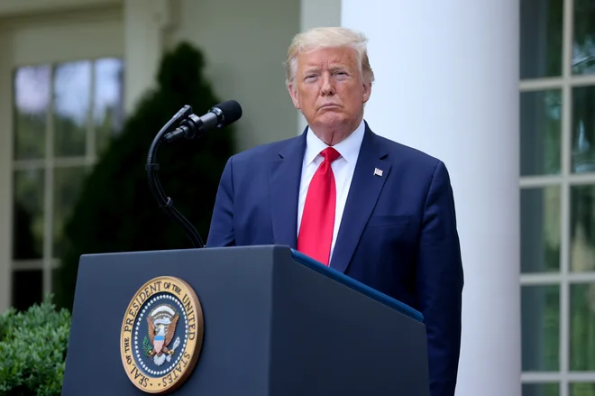 Ni trajalo dolgo, da se je demokratski predsedniški kanidat Joe Biden odzval na tvit, s katerim se je predsednik Trump norčeval iz njegovega videza, ko je ob polaganju venca ob dnevu spomina na padle vojake nosil masko. Biden je za <em>CNN</em> dejal, da
