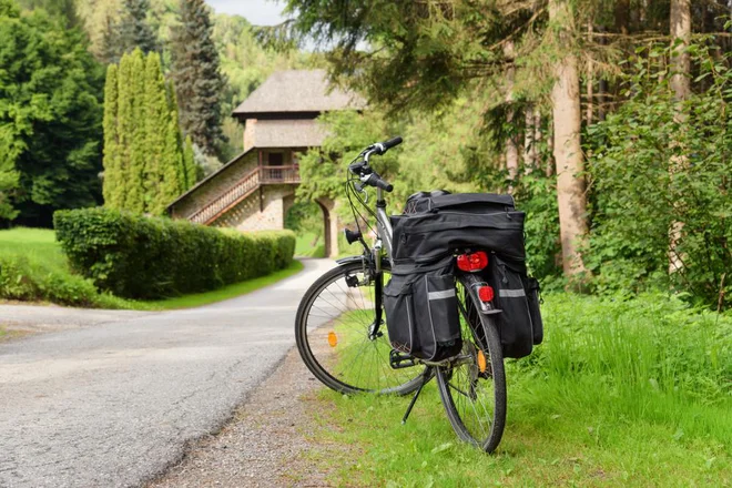 Torbe so lahko na zadnjem prtljažniku in ob njem, enako lahko storite na prednjem prtljažniku, ki je nameščen nad prvim kolesom. FOTO: Shutterstock
