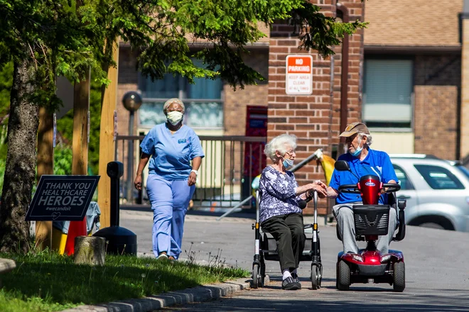 V Kanadi je koronavirusna bolezen covid-19 zahtevala 6700 človeških življenj, od tega 80 odstotkov v domovih za starejše, kjer v nekaterih po poročilu kanadske vojske vladajo grozljive razmere.<br />
FOTO: Carlos Osorio/Reuters