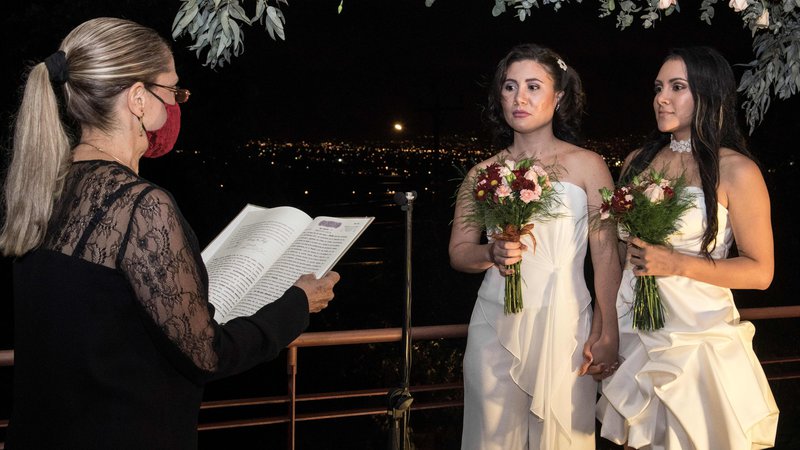 Fotografija: V kostariškem mestu Heredia sta se poročili Alexandra Quiros in Dunia Araya. Kostarika je 26. maja legalizirala istospolne poroke in postala prva srednjeameriška država, ki je to storila, in sprožila čustveni odziv zagovornikov pravic. FOTO: Ezequiel Becerra/Afp