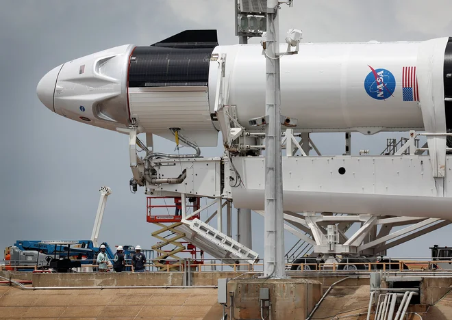 Včeraj so potekale še zadnje priprave rakete falcon 9 in dragona. Za zdaj so prižgane zelene luči za izstrelitev, a že ob najmanjši težavi jo bodo odpovedali. FOTO: Joe Raedle/AFP