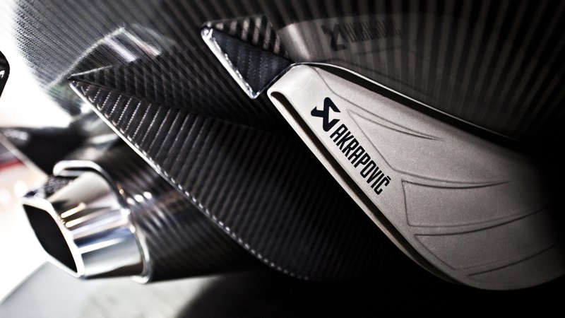 Fotografija: Tudi podjetje Akrapovič, ki proizvaja izpušne sisteme, med drugim tudi za najbolj zmogljive športne avtomobile, se sooča s padcem naročil. Foto: Koenigsegg