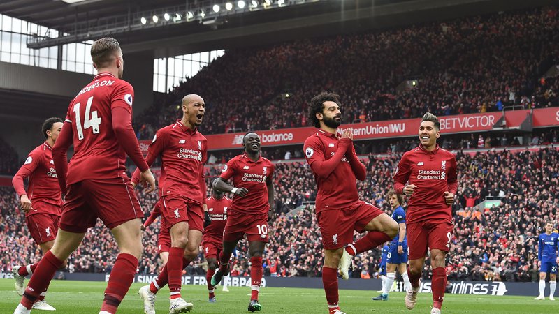 Fotografija: V Angliji že odštevajo dneve do nadaljevanja nogometnega prvenstva, Liverpool pa do prvega naslova po 30 letih. FOTO: AFP