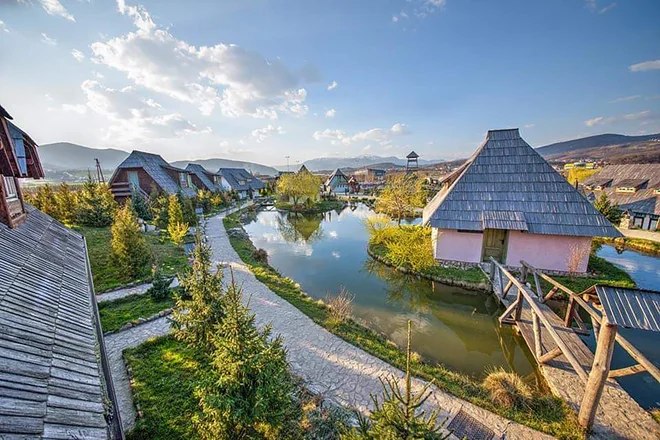 Na videz umirjena turistična vas Čardaci v Vitezu je povzročila veliko razburjenja v Bosni in Hercegovini. FOTO: Facebook
