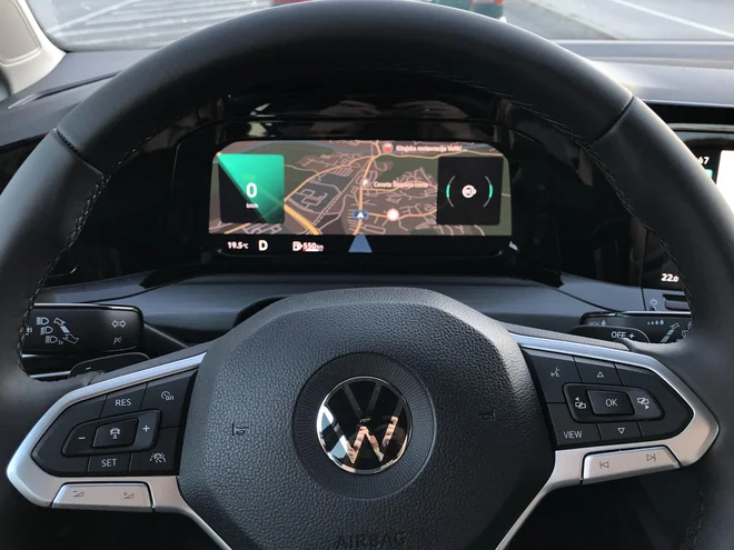 Navigacijske napotke lahko spremljate tudi preko zaslona za volanom. FOTO: Aljaž Vrabec