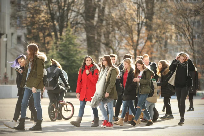 Srednješolci se bodo domnevno v šolske klopi vrnili šele s prihondjim šolskim letom. FOTO: Jure Eržen