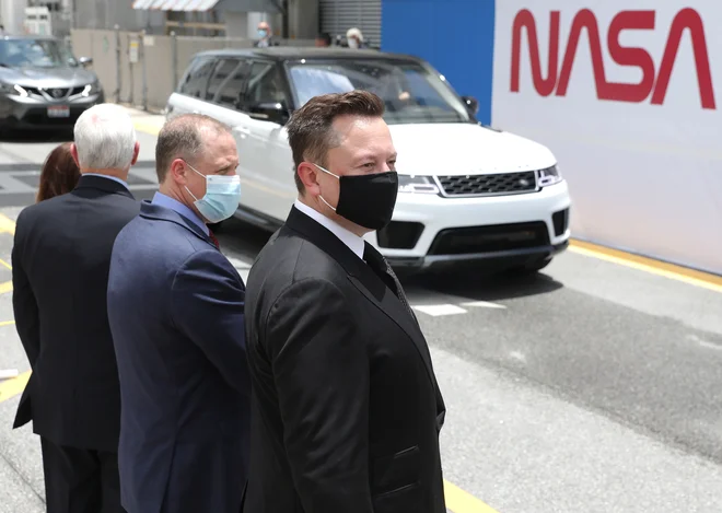 Ustanovitelj Spacexa Elon Musk in direktor Nase Jim Bridenstine. FOTO: Joe Raedle/AFP