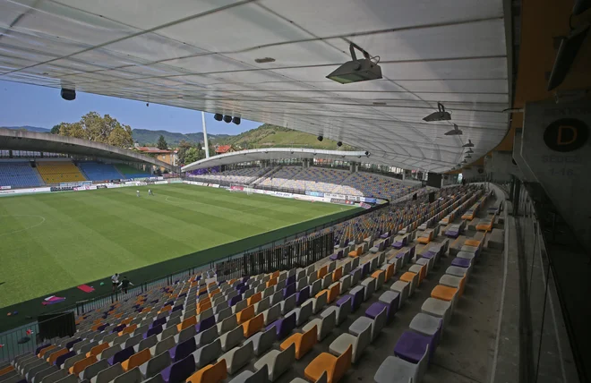 Stroški posodobitve zahodne tribune nogometnega stadiona Ljudski vrt in, po novem, zgraditve garaže pod pomožnim stadionom bodo razdeljeni na vse nas še aktivne davkoplačevalce.&nbsp; Foto Tadej Regent