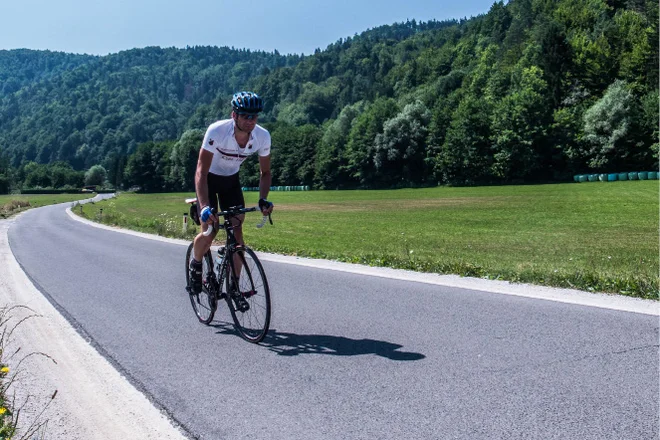 Ali je dogma veliko hitrejša kakor carrera? Na ravnem je razliko zelo težko opaziti, toda kaj se bo pokazalo pri vzponu? FOTO: Mark Koghee
