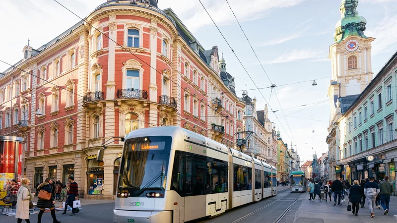 Fotografija: Lep primer optimizacije prometa je Gradec, kjer orodje za analiziranje obiskanosti lokacij in spremljanje tokov gibanja množic uporabljajo na primer za božični sejem. FOTO: Shutterstock