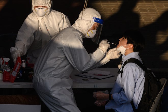 Iz Južne Koreje, ki jo mnogi postavljajo za zgled, kako ukrotiti epidemijo, danes poročajo o 79 novih potrjenih primerih okužbe, kar je največ v zadnjih skoraj dveh mesecih. Več kot 80 okužb so namreč nazadnje potrdili 5. aprila. FOTO: Ed Jones/AFP