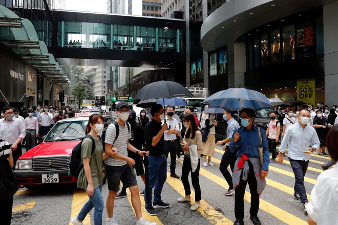 ZDA so v času prejšnjih protestov v Hongkongu lani sprejele zakon, po katerem mora državni sekretar poročati, ali ima Hongkong še vedno visoko stopnjo avtonomije, da lahko zaradi tega ohrani poseben status v odnosih z ZDA. FOTO: Tyrone Siu/Reuters
