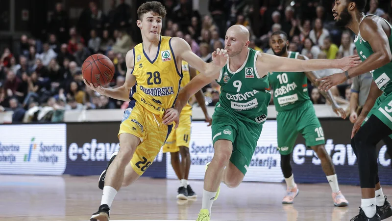 Fotografija: Mirko Mulalić (desno) je eden od trojice slovenskih igralcev, ki v naslednji sezoni ne bodo nosili dresa Cedevite Olimpije. FOTO: Uroš Hočevar/Delo