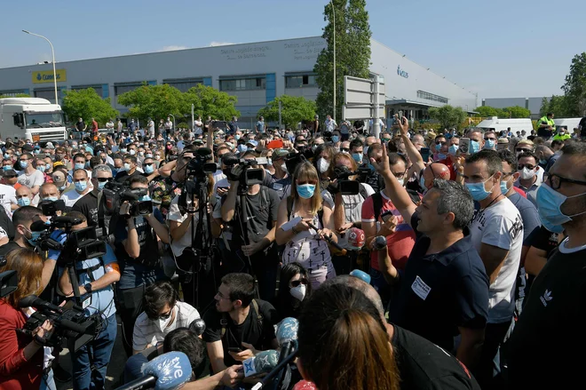 Protesti delavcev pred tovarno Nissana v Barceloni, ki jo namerava japonska družba zapreti. FOTO: AFP