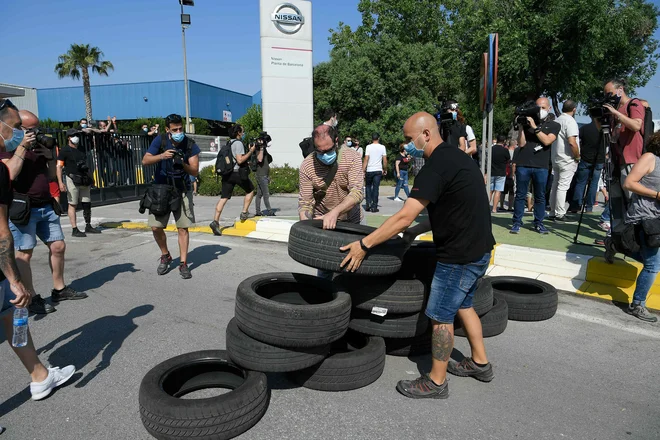 Protesti delavcev pred Nissanovo tovarno v Barceloni, kjer je bilo doslej zaposlenih 3000 ljudi. FOTO: AFP