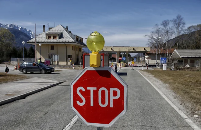 Medtem ko avstrijska politika kot razlog za neodprtje meje z Italijo navaja tamkajšnje slabe epidemiološke razmere, pa jo pri Sloveniji »skrbi« predvsem možnost hitre povezave z Italijo. FOTO: Blaž Samec/Delo