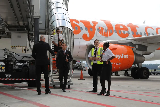 Britanski nizkocenovni letalski prevoznik Easyjet, ki je do Berlina in Londona letel tudi z brniškega letališča, je poleg tega, da bo zaradi krize odpustil 4500 zaposlenih, napovedal tudi zmanjšanje svoje flote letal in varčevanje na vseh področjih. FOTO: Leon Vidic/Delo