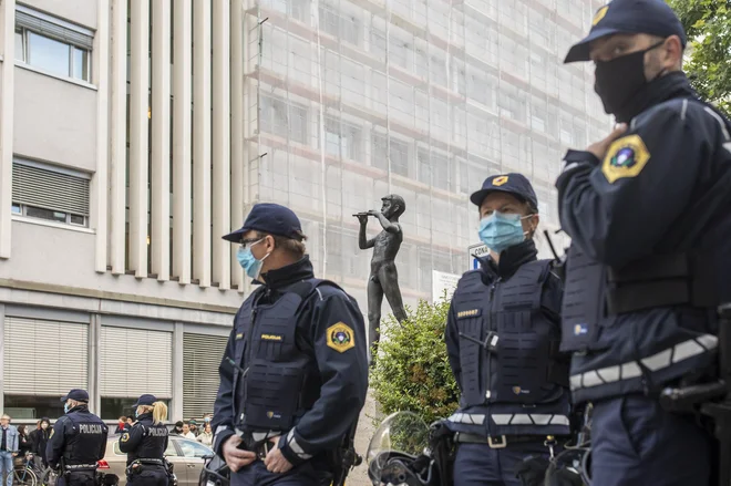 Policisti so varovali vhod na RTV. FOTO: Voranc Vogel