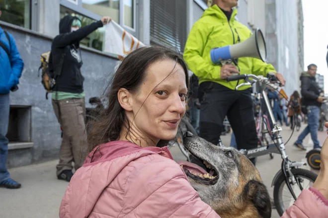 Prihod politikov na RTV so spremljali protesti. FOTO: Voranc Vogel